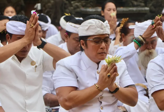 Wakil Gubernur Bali, I Nyoman Giri Prasta, melakukan persembahyangan serangkaian Pujawali di Pura Kahyangan Jagat Luhur Natar Sari