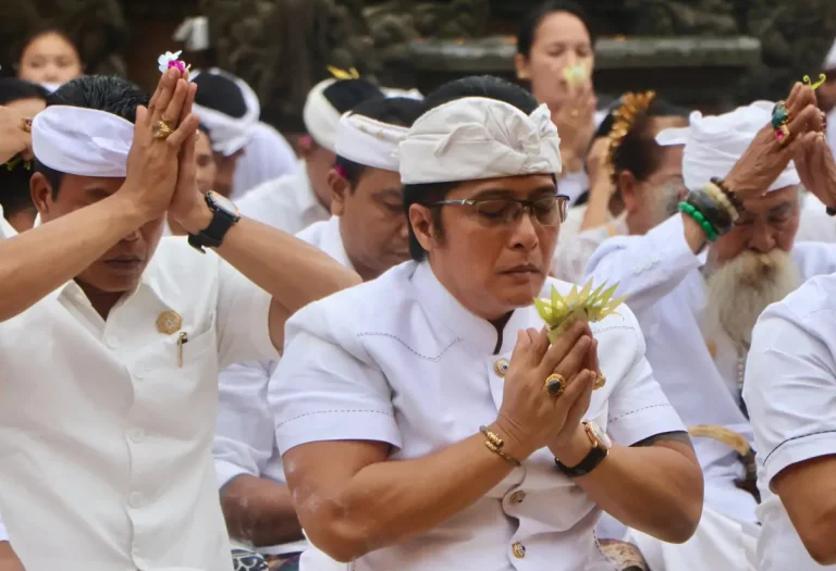 Wakil Gubernur Bali, I Nyoman Giri Prasta, melakukan persembahyangan serangkaian Pujawali di Pura Kahyangan Jagat Luhur Natar Sari