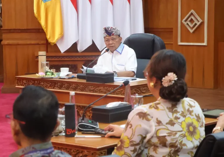 Gubernur Bali Wayan Koster menegaskan komitmennya dalam menjaga lingkungan Pulau Dewata dari ancaman sampah plastik