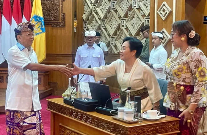 Gubernur Koster Instruksikan Penertiban Ketat Penggunaan Plastik Sekali Pakai di Pasar Tradisional