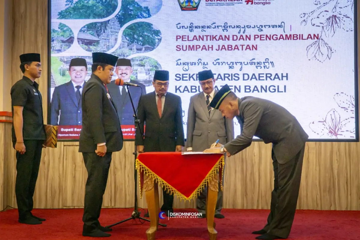 Bupati Bangli Sang Nyoman Sedana Arta resmi melantik I Dewa Bagus Riana Putra sebagai Sekda Bangli, usai meraih nilai tertinggi dalam seleksi terbuka Jabatan Pimpinan Tinggi Pratama.