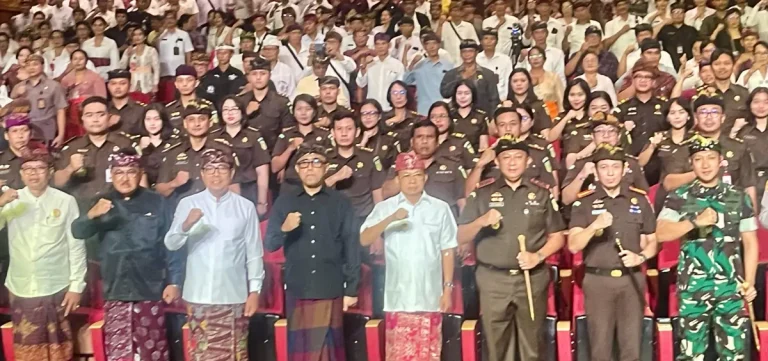 Gubernur Bali Wayan Koster bersama Kepala Kejaksaan Tinggi (Kajati) Bali, Dr. Ketut Sumedana, meresmikan Bale Kertha Adhyaksa