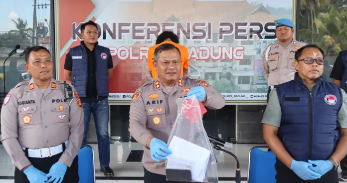 Polres Badung berhasil mengamankan pria WNA asal Australia berinisial NPJ (32), yang kedapatan membawa narkotika jenis kokain dan MDMA. Polres Badung berhasil mengamankan pria WNA asal Australia berinisial NPJ (32), yang kedapatan membawa narkotika jenis kokain dan MDMA.