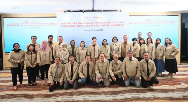 OJK menyelenggarakan Training of Trainers (ToT) bagi media massa melalui program OJK PEDULI untuk membekali mereka menjadi Duta Literasi Keuangan yang mampu menyampaikan edukasi keuangan secara luas dan efektif kepada masyarakat.