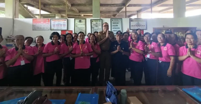 Puluhan lansia di Desa Penglatan mengikuti sosialisasi Boomer Berkarya untuk belajar menggunakan teknologi digital dengan bijak dan tetap produktif.