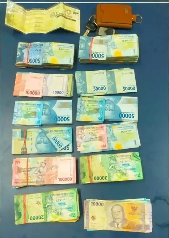 Polisi mengamankan barang bukti berupa satu unit mobil Daihatsu Luxio, dua gembok yang sudah rusak, 19 dus rokok berbagai merek, dan uang tunai Rp 29.750.000.