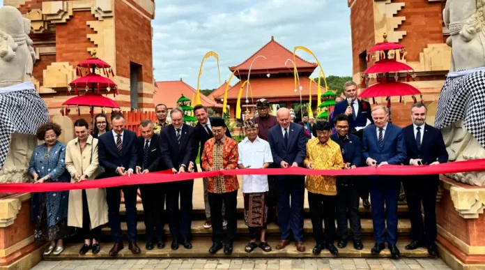 Peresmian Taman Budaya Bali Indah ditandai dengan pemotongan pita oleh Gubernur Bali, Wayan Koster, bersama sejumlah pejabat tinggi Indonesia dan Polandia sebagai simbol persahabatan kedua negara. Peresmian Taman Budaya Bali Indah ditandai dengan pemotongan pita oleh Gubernur Bali, Wayan Koster, bersama sejumlah pejabat tinggi Indonesia dan Polandia sebagai simbol persahabatan kedua negara.