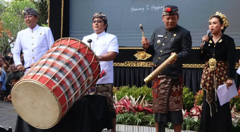 Wakil Gubernur Bali I Nyoman Giri Prasta secara resmi membuka Karangasem Festival 2025 pada Kamis 19 Juni 2025 sore di Monumen Tugu Pahlawan