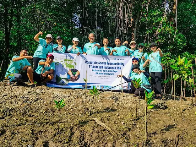 Bank IBK Indonesia Kantor Cabang (KC) Denpasar menggelar aksi peduli lingkungan di kawasan Ekowisata Mangrove Batu Lumbang, Pemogan, Kota Denpasar, Minggu (22/6/2025).