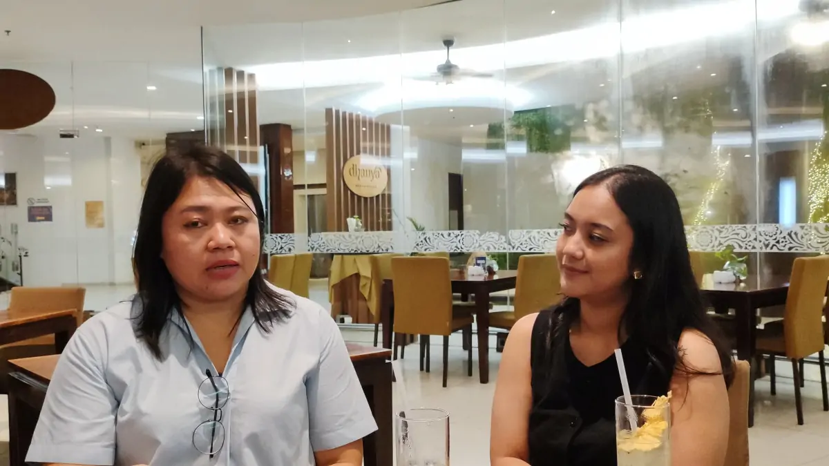 Novita Agustini, selaku Director of Revenue Distribution bersama Salsa, Assistant Marketing Communication Manager resort saat diwawancara pada Kamis, 26 Juni 2025