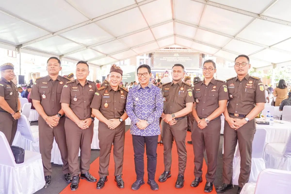 Bupati Badung I Wayan Adi Arnawa menghadiri peluncuran Komitmen Bersama Bale Kertha Adhyaksa di Kantor Kejati Bali sebagai bentuk dukungan terhadap penguatan peran desa adat dalam penyelesaian konflik.