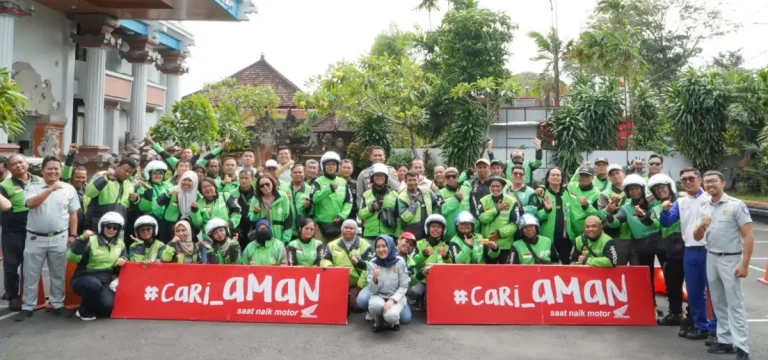 Astra Motor Bali dan Jasa Raharja menggelar edukasi keselamatan berkendara bagi 50 mitra Gojek Denpasar untuk meningkatkan kesadaran berlalu lintas di tengah padatnya aktivitas perkotaan.