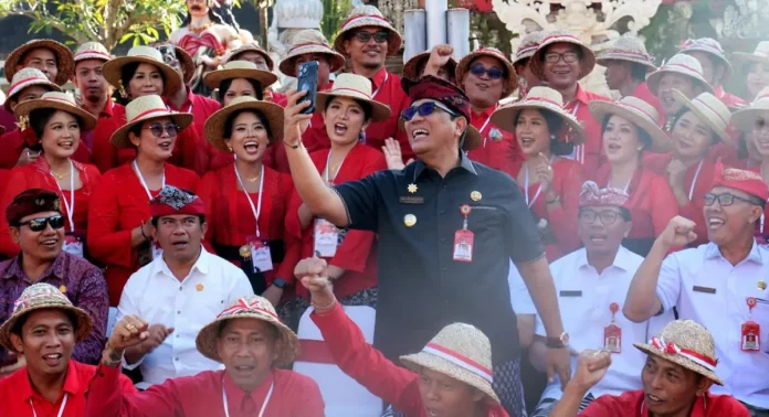 Nuansa khidmat menyelimuti halaman Kantor Bupati Tabanan, Kamis (17/7), saat digelarnya Upacara Hari Kesadaran Nasional