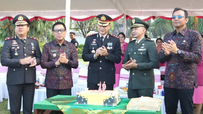 Wakil Wali Kota Denpasar, I Kadek Agus Arya Wibawa, menghadiri upacara peringatan Hari Bhayangkara ke-79, Selasa pagi 1 Juli 2025.