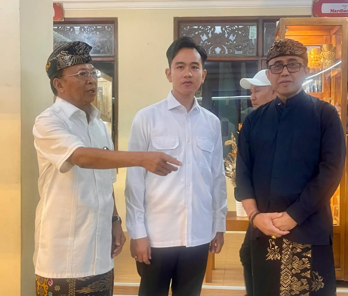 Walikota Denpasar, I Gusti Ngurah Jaya Negara bersama Gubernur Bali, I Wayan Koster saat mendampingi Wakil Presiden RI, Gibran Rakabuming Raka, meninjau Pesta Kesenian Bali (PKB) XLVII, di Taman Budaya Art Center, Jumat (4/7).