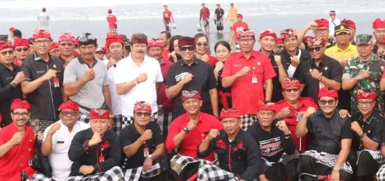 Bupati Dr. I Komang Gede Sanjaya, memimpin kegiatan bersih-bersih kawasan kantor pemerintahan dan pelepasan tukik di Pantai Yeh Gangga