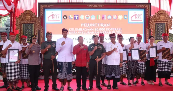 Presiden Republik Indonesia, Prabowo Subianto, secara resmi memulai peluncuran nasional Koperasi Merah Putih yang mencakup 80.000 koperasi