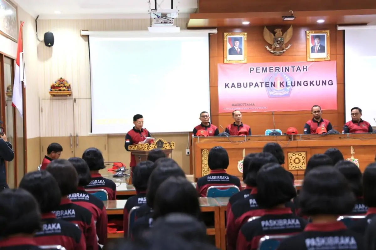 Bupati Klungkung, I Made Satria, membuka Pelatihan Calon Pengibar Bendera Pusaka 2025 untuk 70 siswa SMA/SMK guna membentuk generasi berkarakter Pancasila dan cinta Tanah Air.
