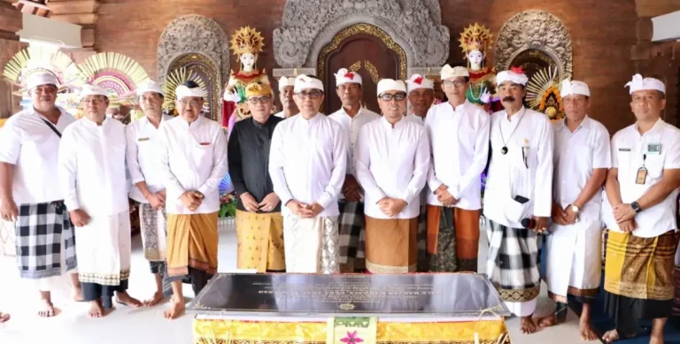 Suasana khidmat menyelimuti Banjar Mergaya, Desa Pemecutan Kelod, Denpasar Barat, saat pelaksanaan Upacara Melaspas dan Peresmian Balai Banjar