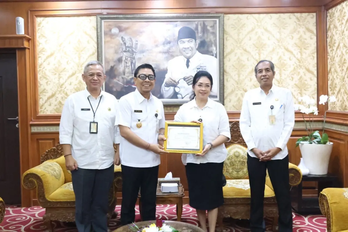 Kepala Inspektorat Kota Denpasar Ir. Putu Naning Djayaningsih berpamitan jelang purna tugas, dan menerima penghargaan dari Wakil Wali Kota Arya Wibawa atas pengabdiannya.