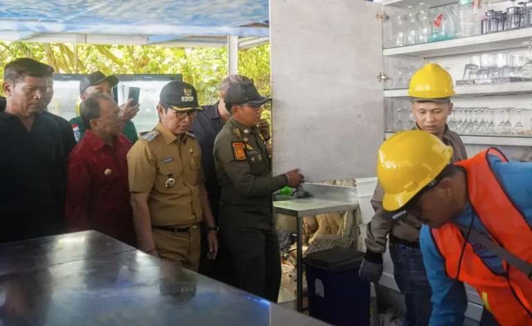 Sebanyak 48 bangunan tak berizin yang berdiri di kawasan Pantai Bingin, Desa Pecatu, Kuta Selatan, ditertibkan oleh Satpol PP, Senin 21 Juli 2025