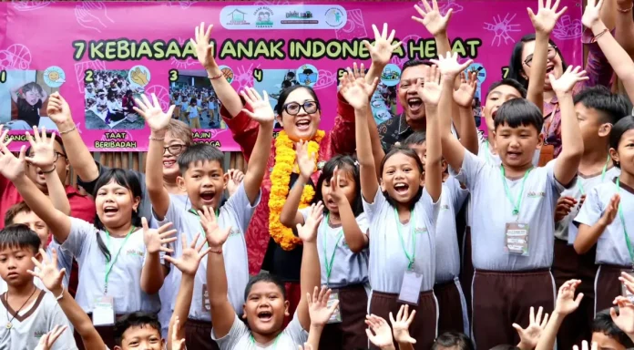 Bunda PAUD Kabupaten Tabanan, Rai Wahyuni Sanjaya, memanfaatkan momentum Masa Pengenalan Lingkungan Sekolah (MPLS) tahun ajaran baru