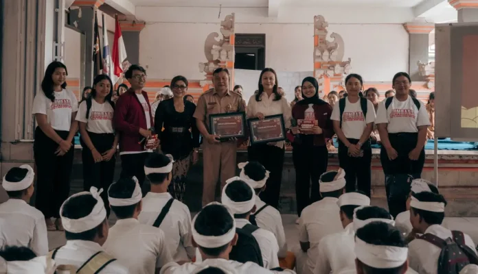 Ketua WHDI Kabupaten Badung, Nyonya Yunita Alit Sucipta menjadi Narasumber pada kegiatan Grebek Kerukunan di SMAN 1 Abiansemal, Senin (28/7).