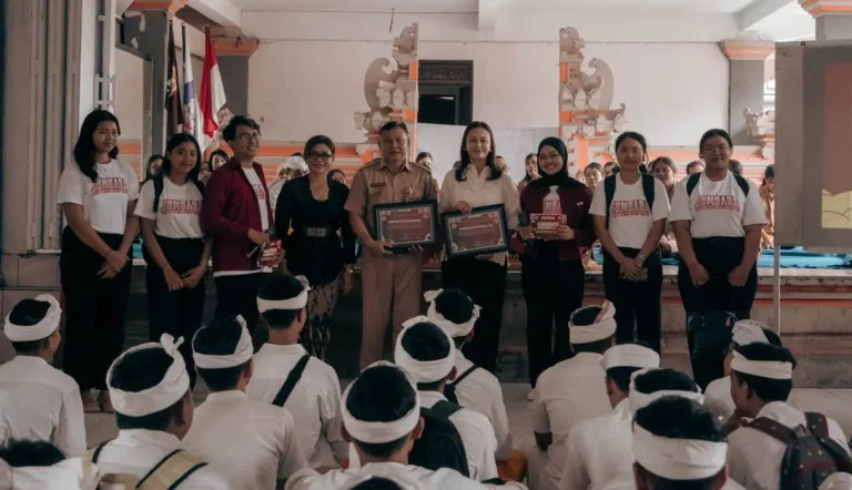 Ketua WHDI Kabupaten Badung, Nyonya Yunita Alit Sucipta menjadi Narasumber pada kegiatan Grebek Kerukunan di SMAN 1 Abiansemal, Senin (28/7).