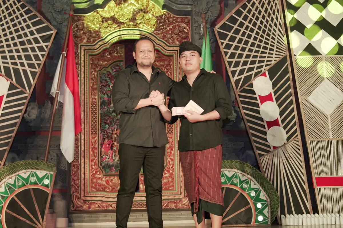 Wabup Bagus Alit Sucipta menghadiri perayaan HUT Ke-35 STT. Wijna Karya sekaligus menyerahkan Piala Wijna Karya Kite Festival 1, Banjar Peregae Mengwi, Sabtu (12/7).