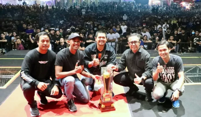 Panggung D’Youth Fest 5.0 resmi ditutup dengan gemilang pada Minggu (29/6) malam lewat penampilan energik dari band nasional Rocket Rockers