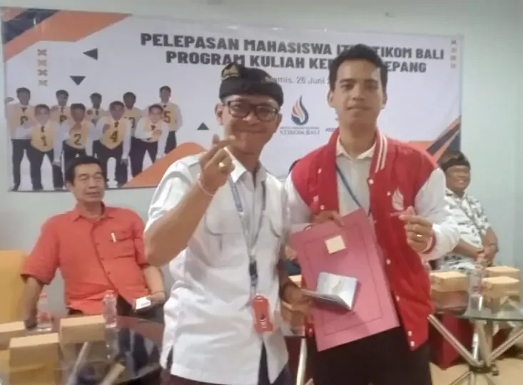 Direktur Polnas Denpasar I Wayan Gede Narayana, S.KOM., M.Kom bersama mahasiswanya I Putu Oko Gunawan
