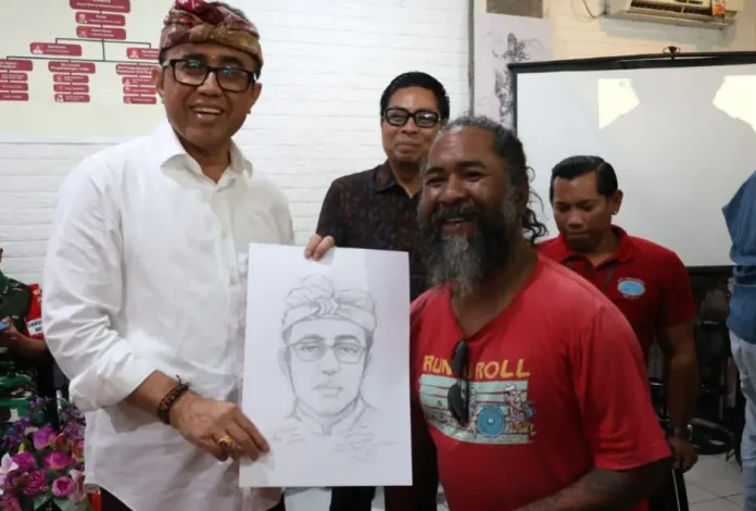 Wali Kota Denpasar, I Gusti Ngurah Jaya Negara menunjukkan komitmen dengan menyapa langsung para penyandang disabilitas di Graha Nawasena