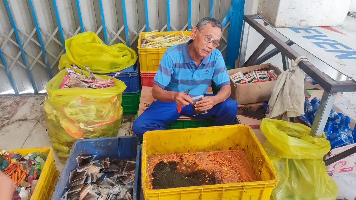 Salah satu pegawai yang menyiapkan pakan untuk Maggot