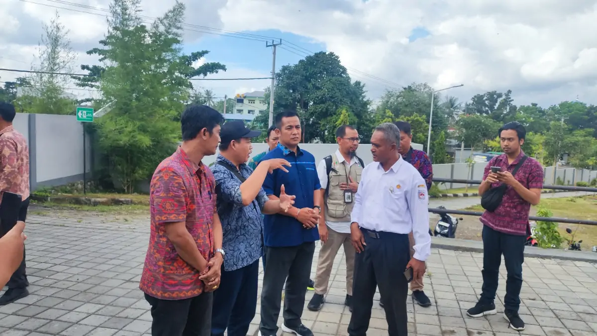 Rombongan dipimpin Kepala Bagian Umum Setwan DPRD Bali, Kadek Suantara Putra, S.STP., M.AP., dan diterima langsung oleh perwakilan Dinas Lingkungan Hidup (DLH) Kota Mataram di TPST Sandubaya pada Rabu, 16 Juli 2025.