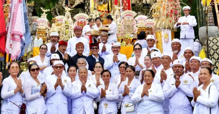 Pemerintah Kabupaten Tabanan kembali melaksanakan persembahyangan bersama (penganyar) di Pura Mandhara Giri Semeru Agung, Lumajang.