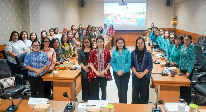 Ketua TP. PKK Nyonya Rasniathi Adi Arnawa menerima kunjungan TP. PKK Kabupaten Minahasa Tenggara di Sekretariat TP PKK Badung, Balai Budaya Giri Nata Mandala, Puspem Badung, Selasa (29/7).