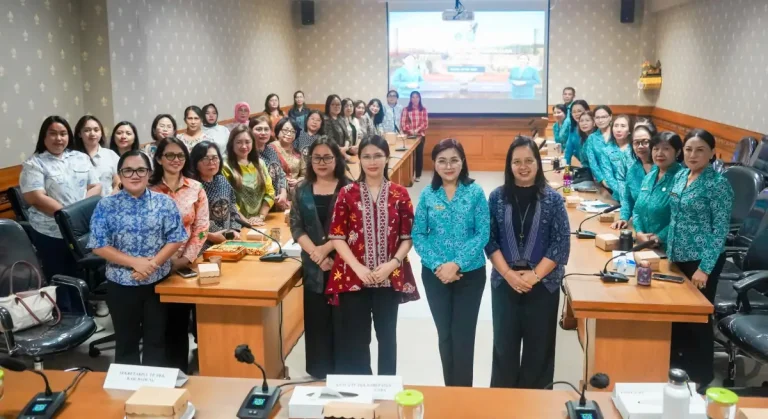 Ketua TP. PKK Nyonya Rasniathi Adi Arnawa menerima kunjungan TP. PKK Kabupaten Minahasa Tenggara di Sekretariat TP PKK Badung, Balai Budaya Giri Nata Mandala, Puspem Badung, Selasa (29/7).