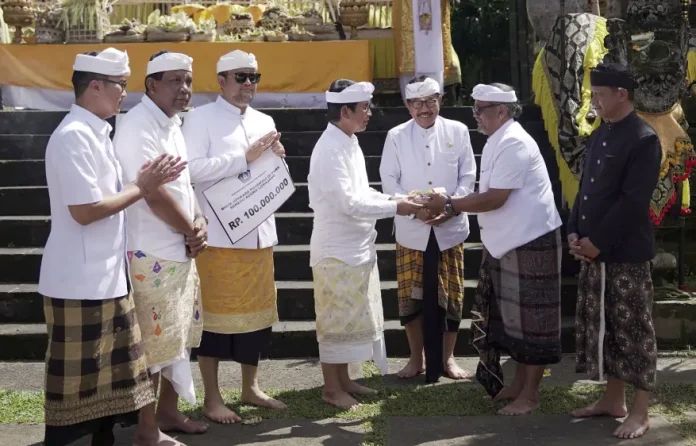 Pemerintah Kabupaten Badung, dipimpin Bupati I Wayan Adi Arnawa, melaksanakan Bhakti Penganyar ke Pura Mandhara Giri Semeru Agung