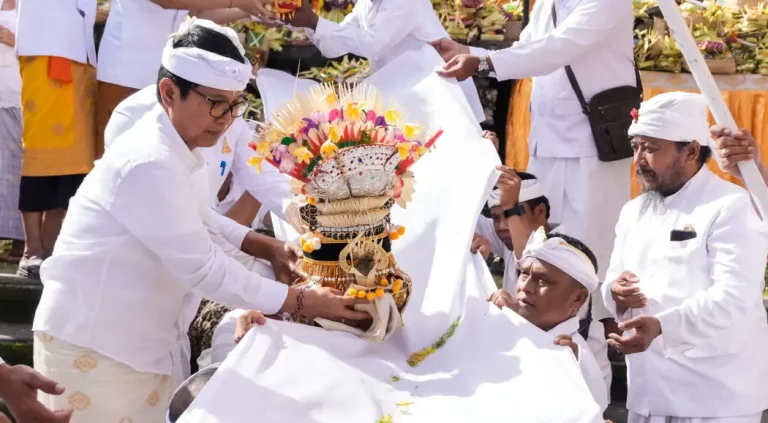 Nuansa spiritual kawasan Puspem Badung saat pelaksanaan puncak Karya Mapedudusan Agung Menawa Ratna Mapeselang Medasar Tawur Balik Sumpah