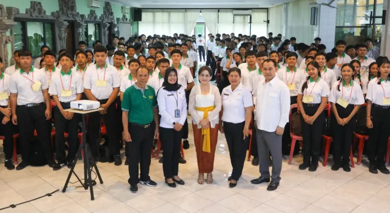Nyonya Rasniathi Adi Arnawa selaku Bunda Anti Narkoba Kabupaten Badung saat acara Sosialisasi Narkoba yang dirangkaikan dengan MPLS di Sekolah SMK Pariwisata dan Sekolah TI Mengwitani, Rabu (23/7).