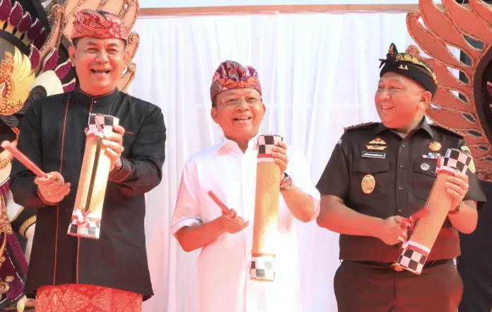 Upaya membangun sistem hukum yang lebih manusiawi dan berakar pada budaya lokal kembali ditegaskan di Bali melalui penguatan peran Bale Kertha Adhyaksa