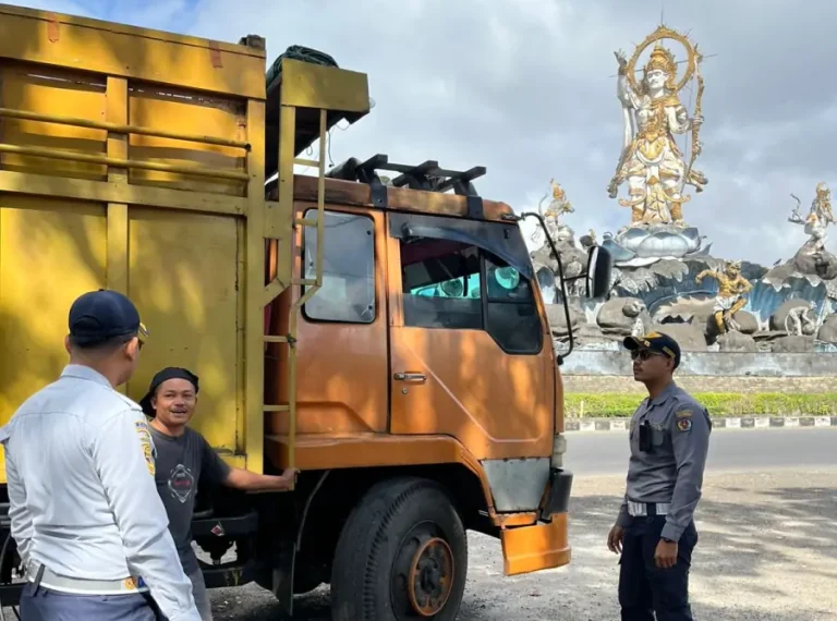 Empat unit truk yang parkir sembarangan di sekitar Patung Titi Banda, Jalan Bypass Ngurah Rai, ditindak petugas dari Dinas Perhubungan