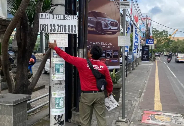Tertibkan Puluhan Reklame Ilegal, Satpol PP Denpasar Jaga Estetika Kota