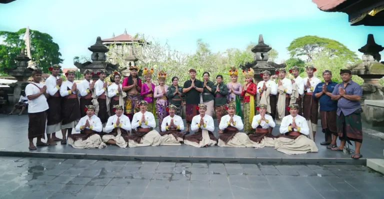 Sekeha Gong Gita Swara Banjar Anyar dari Kuta memukau ribuan penonton di PKB ke-47 dengan penampilan joged bumbung yang enerjik, sarat makna, dan tetap menjaga pakem tradisi.