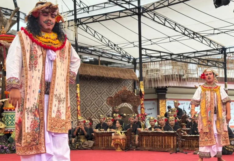Sekaa Gong Ejo Bang memukau penonton dalam ajang Pesta Kesenian Bali (PKB) XLVII tahun 2025 lewat garapan tradisi "Napak Pertiwi"