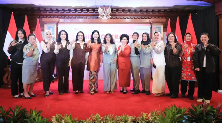 Pelaksanaan Training of Trainers (ToT) OJK PEDULI bagi anggota Kongres Wanita Indonesia (KOWANI), yang berlangsung secara hybrid di Kantor OJK