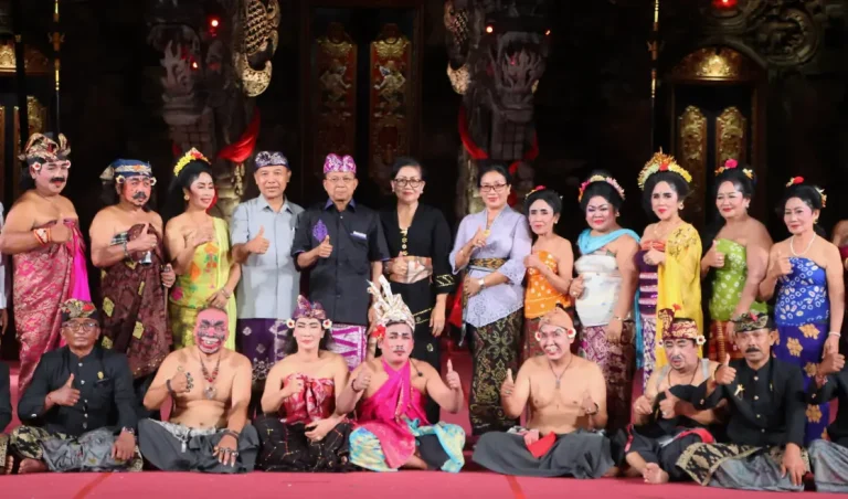 Suasana Panggung Terbuka Ardha Candra tampak penuh sesak oleh ribuan penonton yang menyaksikan Drama Gong Lawas bertajuk “Sanan Tuak”
