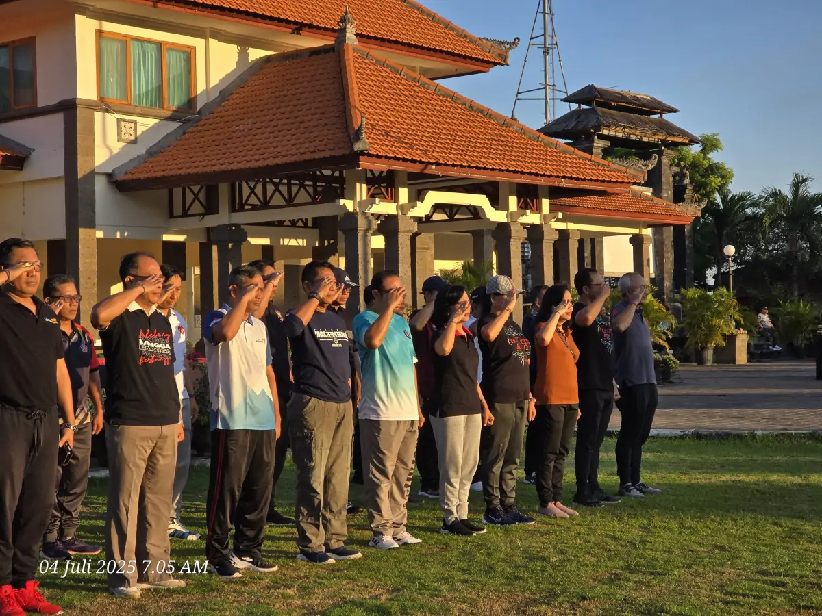 Apel Krida Pemkab Buleleng diikuti ribuan ASN dan P3K sebagai momen membangun semangat kerja baru dan menegaskan disiplin pelayanan publik.
