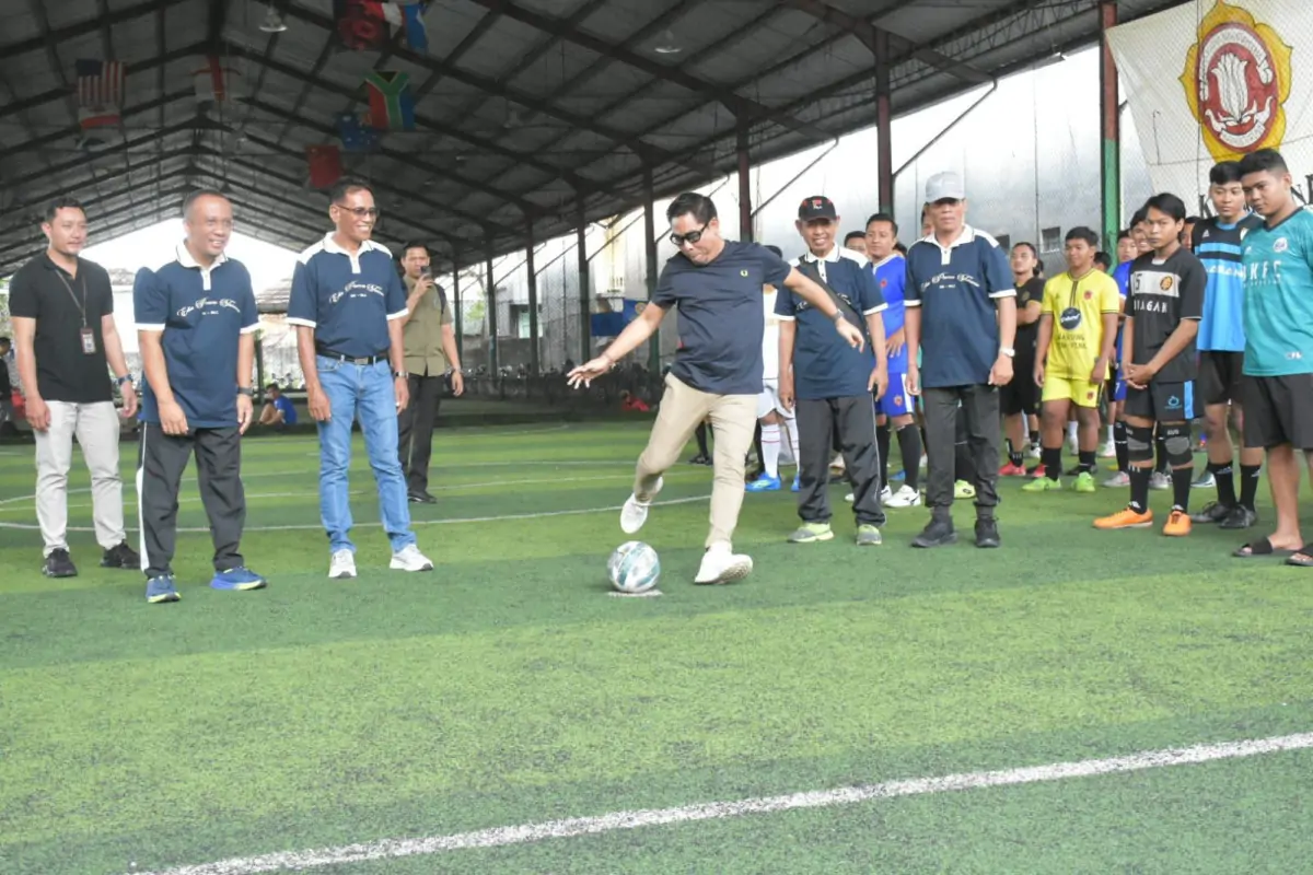 Wakil Walikota Denpasar, I Kadek Agus Arya Wibawa saat membuka secara resmi Turnamen Futsal Desa Pemecutan Kelod yang ditandai dengan menendang bola di D'Gol Futsal, Denpasar pada Sabtu (5/7).