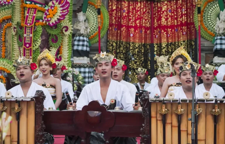 Sanggar Seni Candrawangsa asal Banjar Dalem, Desa Angantaka, Kecamatan Abiansemal, Badung, menampilkan pertunjukan gamelan inovatif